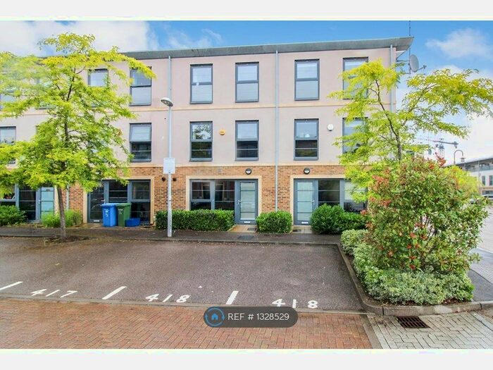 4 Bedroom Terraced House To Rent In Pond Road, Farnborough GU14