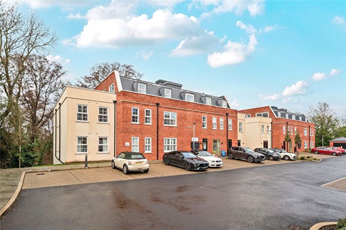 2 Bedroom Flat For Sale In Jubilee Gardens, Weybridge, KT13