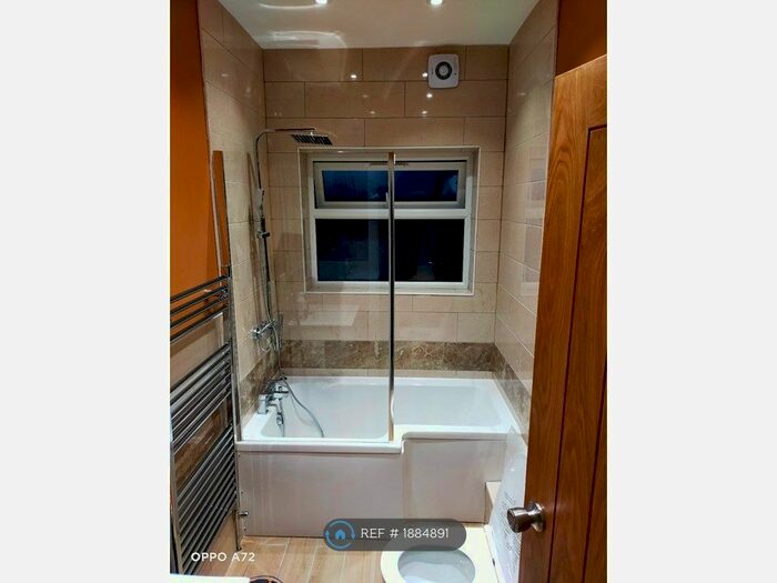 2 Bedroom Flat To Rent In The Grove, Upminster, RM14