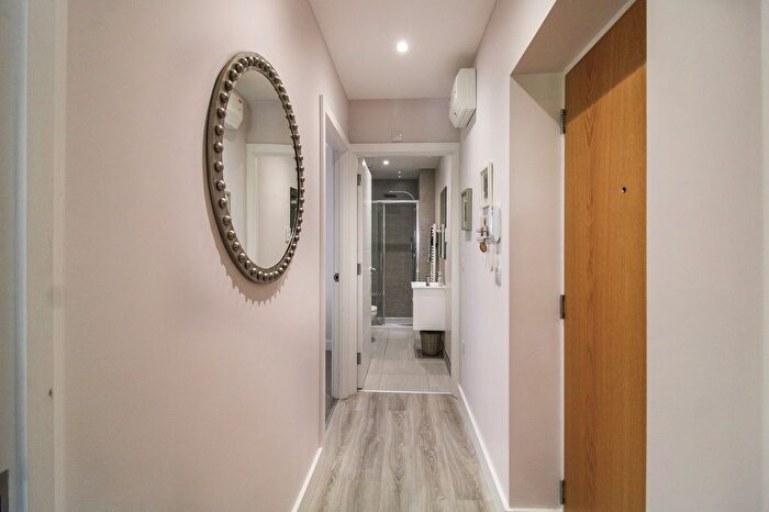 1 Bedroom Flat For Sale In Harwood House, Farnborough, GU14