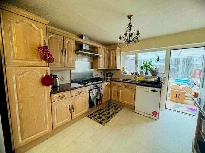 3 Bedroom Detached House To Rent In Blandford Road N, Langley, Slough, SL3