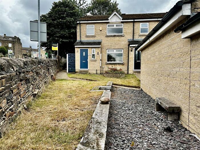 3 Bedroom Town House To Rent In Roundhead Fold, Apperley Bridge, BD10