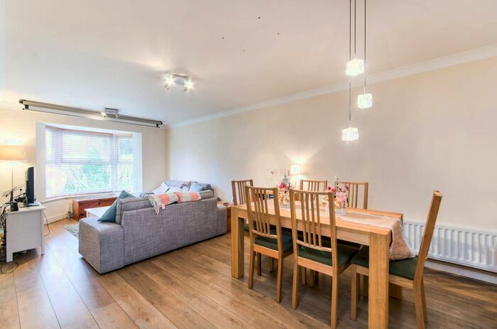 2 Bedroom Flat To Rent In Kingston Road, Wimbledon, London, SW19