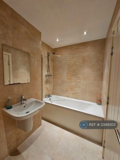 1 Bedroom Flat To Rent In Grove House, Manchester, M16