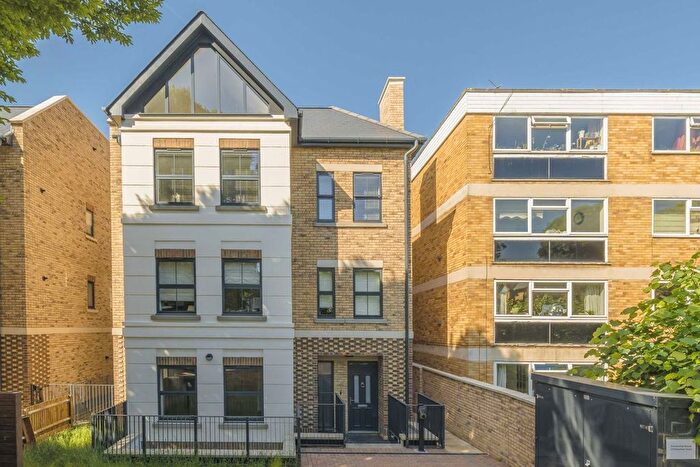 3 Bedroom Flat To Rent In Somerset Road, Ealing, W13