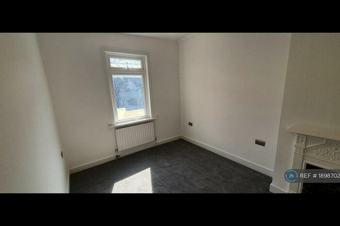 3 Bedroom Flat To Rent In Coombe Terrace, Hove, BN2