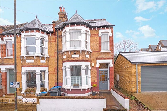 3 Bedroom Maisonette For Sale In Landgrove Road, London, SW19