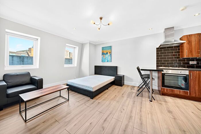 Studio To Rent In Barnett Street, London, E1