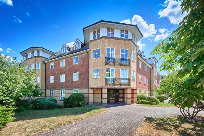 2 Bedroom Apartment For Sale In Dexter Close, St. Albans, Hertfordshire, AL1