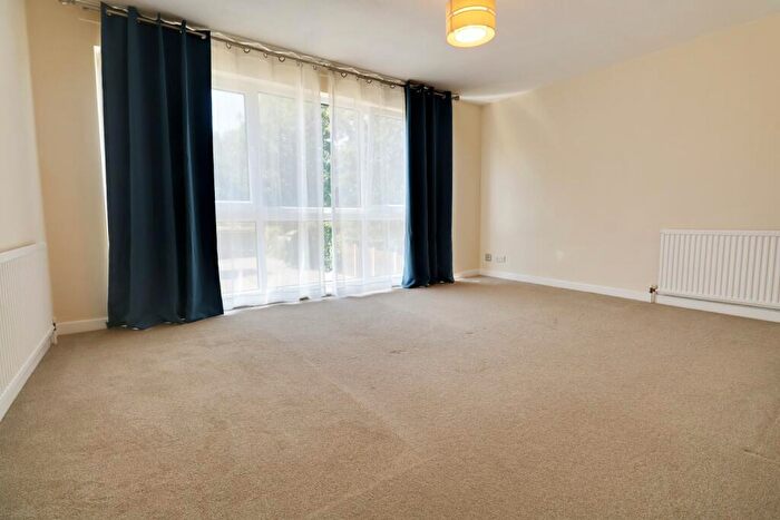 2 Bedroom Flat To Rent In Colliton Court, BR2