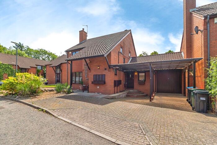 4 Bedroom Link Detached House For Sale In Beacon Court, Furzton, Milton Keynes, Buckinghamshire, MK4