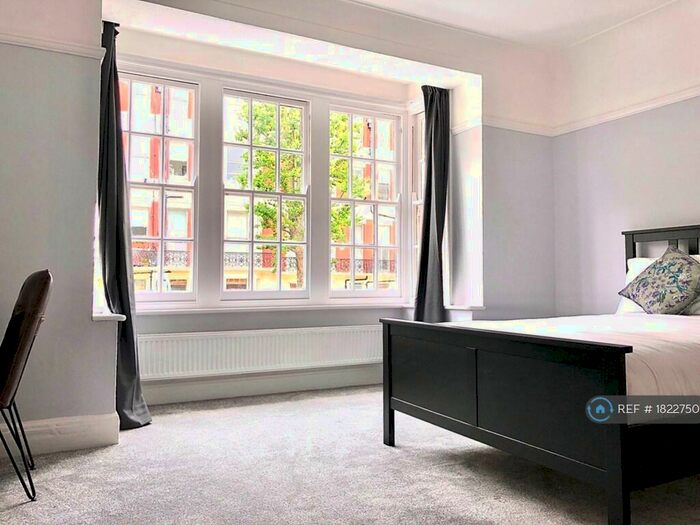 3 Bedroom Flat To Rent In Rochester Court, Hove, BN3