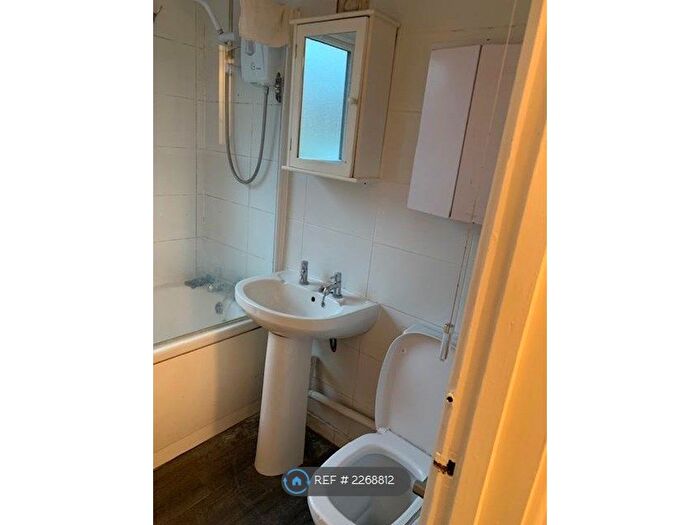 2 Bedroom Flat To Rent In Dormans Close, Northwood, HA6