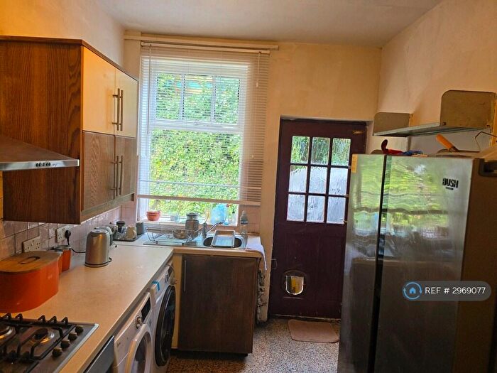 5 Bedroom Semi-Detached House To Rent In Hartshill Road, Stoke-On-Trent, ST4