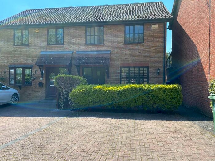 3 Bedroom Semi-Detached House To Rent In Larch Grove, Bexley, Sidcup, DA15