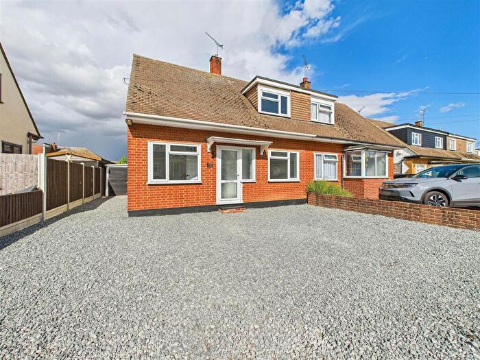 3 Bedroom Chalet For Sale In Greenways, Benfleet, SS7