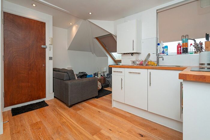 1 Bedroom Flat To Rent In Flat Chalk Hill, Watford, Herts, WD19