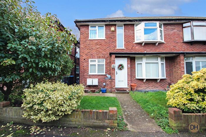 2 Bedroom Flat For Sale In Algers Mead, Loughton, Essex, IG10