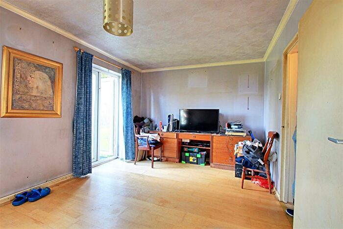 2 Bedroom Flat For Sale In Riverside Close, Kings Langley, WD4