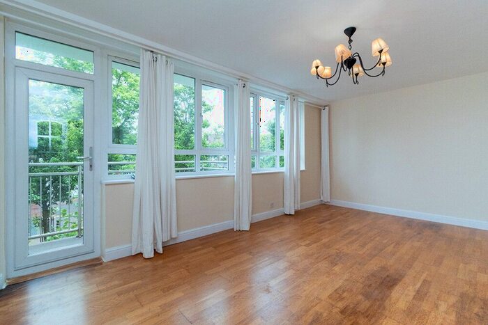 2 Bedroom Flat To Rent In Wellesley Court, Bathurst Walk, Richings Park, SL0