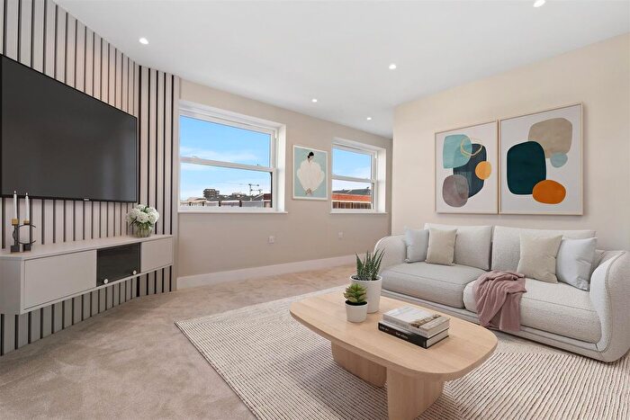 3 Bedroom Maisonette For Sale In Merton Road, London, SW18