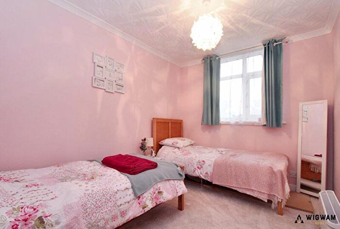 2 Bedroom Flat For Sale In Compass Road, Hull, HU6