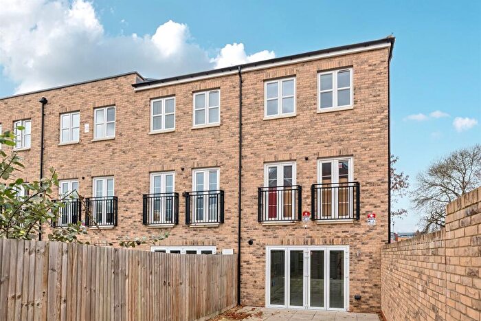 3 Bedroom End Of Terrace House For Sale In Lovegrove Way, London, N20