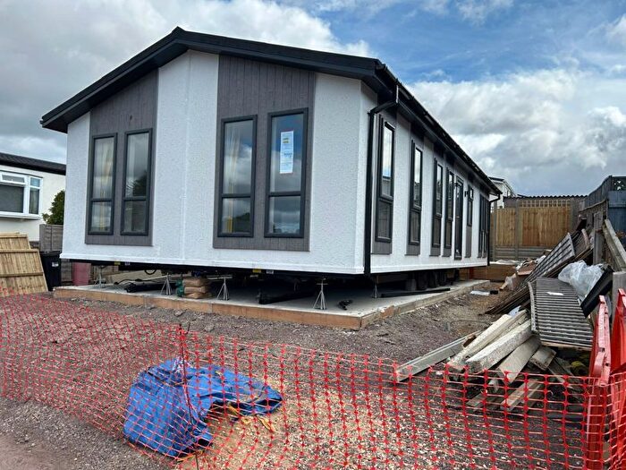 2 Bedroom Mobile/park Home For Sale In Bashley Cross Road, New Milton, BH25