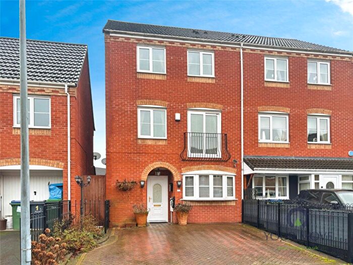 4 Bedroom Semi Detached House For Sale In Darbys Way, Tipton, West Midlands, DY4