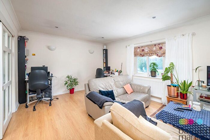 1 Bedroom Apartment To Rent In Fallowfields Drive, North Finchley, N12