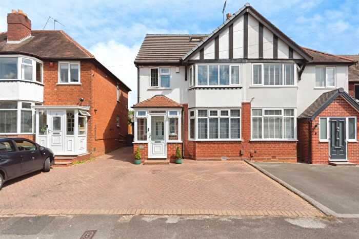 3 Bedroom Semi Detached House For Sale In Wendron Grove, Birmingham, B14