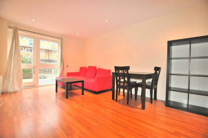 3 Bedroom Apartment To Rent In Spacious Bedroom Flat In Hoxton Square, N16