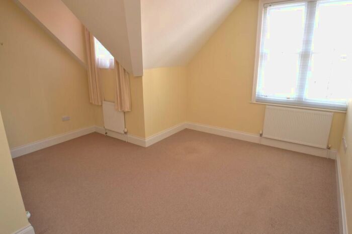 2 Bedroom Flat To Rent In Jevington Gardens, Eastbourne, BN21