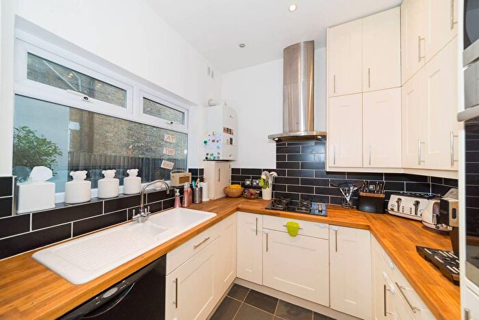2 Bedroom Flat For Sale In Cavendish Road, Clapham South, London, SW12