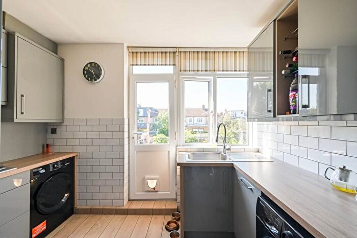 3 Bedroom Maisonette For Sale In Brookscroft Road, Walthamstow, London, E17
