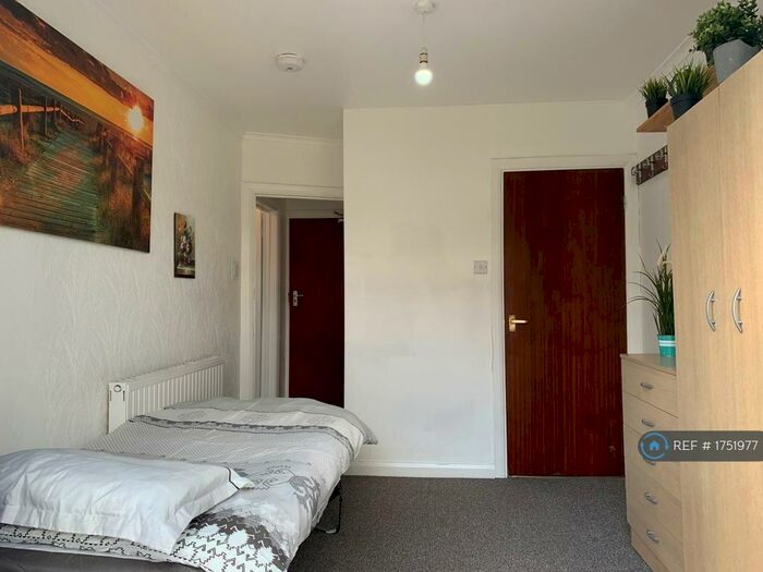 Studio To Rent In Macdonald Road, London, N11