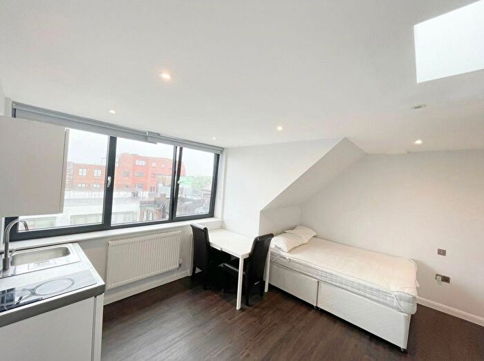 Studio To Rent In Hassop Road, London, NW2