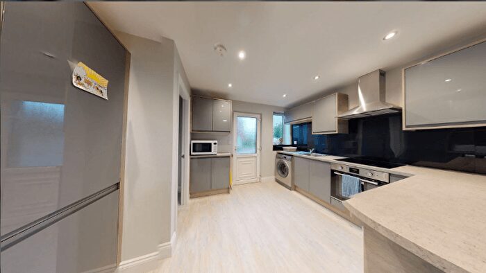 3 Bedroom Flat To Rent In Queens Road, Beeston, Nottingham, NG9