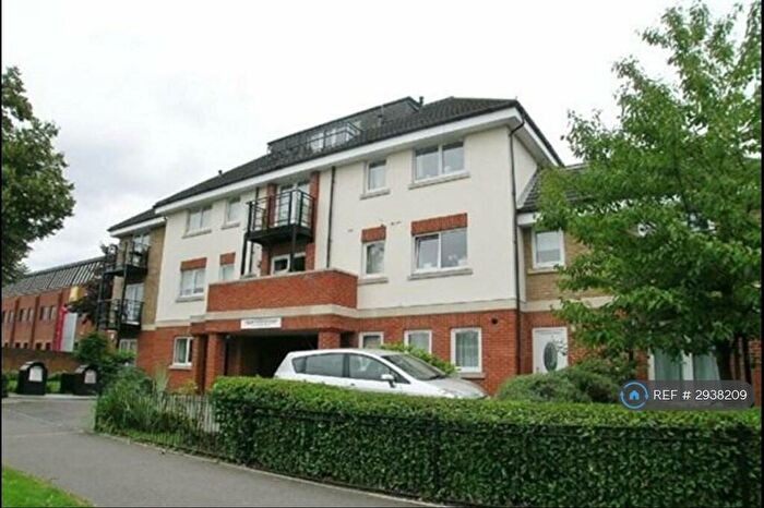 2 Bedroom Flat To Rent In Grantham Court, Kingston Upon Thames, KT2