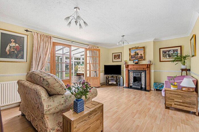 2 Bedroom Detached Bungalow For Sale In Oakmere Close, Potters Bar, EN6