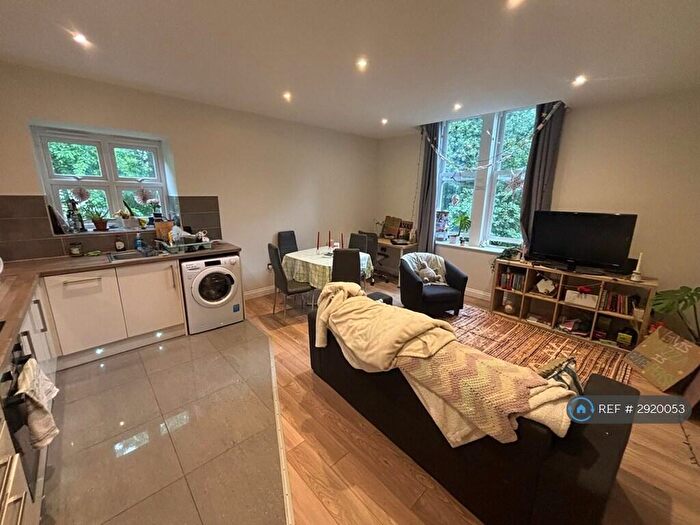 2 Bedroom Flat To Rent In Headingley Lane, Leeds, LS6