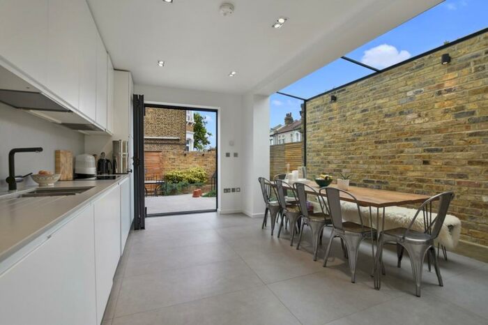 4 Bedroom Semi-Detached House To Rent In Crownhill Road, Harlesden, London, NW10