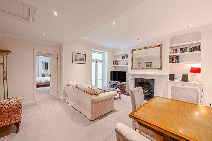 2 Bedroom Flat For Sale In St Georges Square, Pimlico, London, SW1V