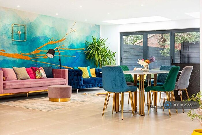 3 Bedroom Maisonette To Rent In Ground Floor The Vale, London, NW11