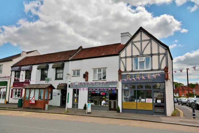 2 Bedroom Flat To Rent In High Street, Ripley, Woking, Surrey, GU23
