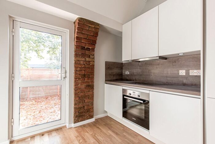 2 Bedroom Flat To Rent In Shacklewell Lane, London, E8