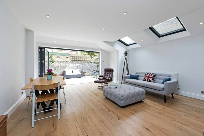 2 Bedroom Flat To Rent In Warriner Gardens, Battersea Park, London, SW11