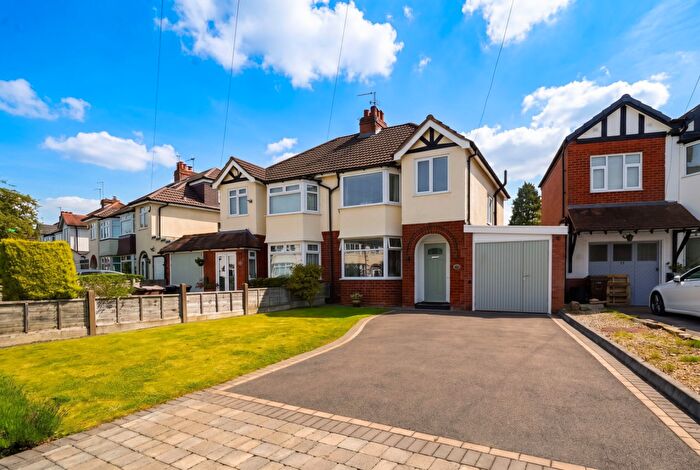 3 Bedroom Semi Detached House For Sale In Colebrook Croft, Shirley, B90