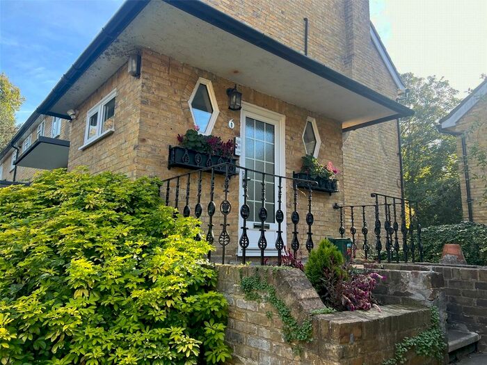 2 Bedroom Flat To Rent In Belvedere Close, Esher, Surrey, KT10
