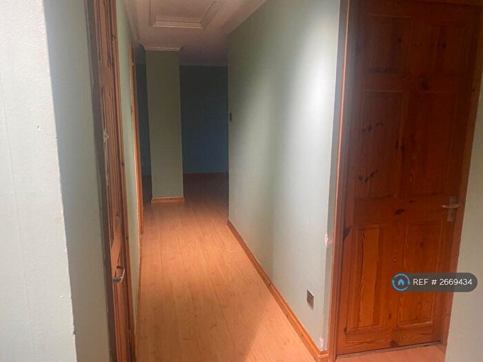 3 Bedroom Flat To Rent In Thornton Close, Horley, RH6